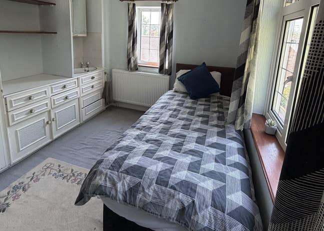 Recently Decorated bedroom overlooking Garden  Main Photo