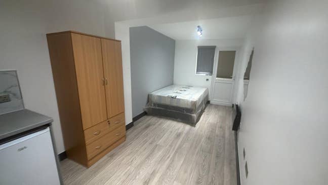 DSS - Studio Flat Available in Morden Kingston KT3 Main Photo