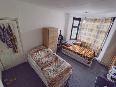 Room available for a boy in sharing immediate move Main Photo