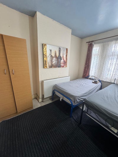Double bed room available at ilford lane barking  Main Photo