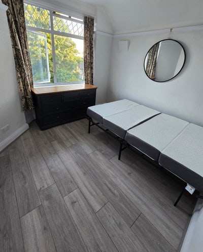 Sunny double room in book-filled home Main Photo