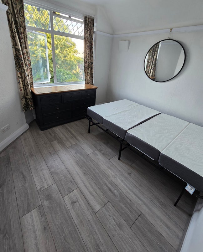Sunny double room in book-filled home Main Photo