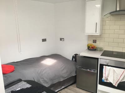 Modern studio flat in Kingsbury Main Photo