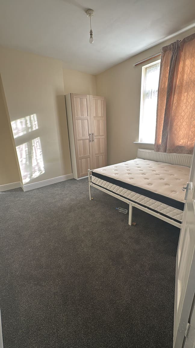 TW4 7BN – Two Spacious Double Rooms Available Main Photo