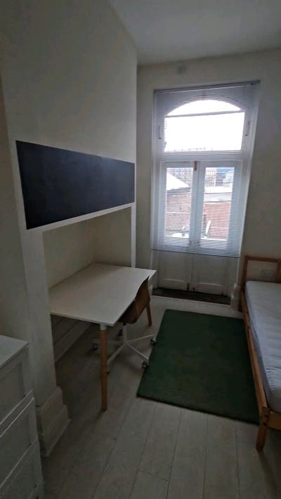 Spacious Room in 8-Bed Student Flat – No Deposit Main Photo