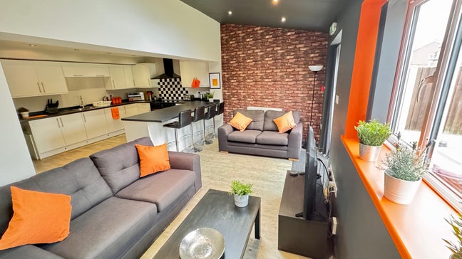 Double Ensuite Room in Stylish Friendly Houseshare Main Photo