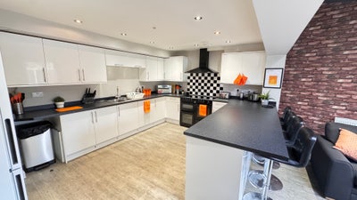 Double Ensuite Room in Stylish Friendly Houseshare Main Photo