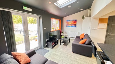 Double Ensuite Room in Stylish Friendly Houseshare Main Photo