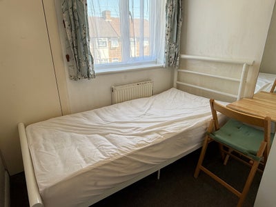 Small Single Room / East Acton Main Photo