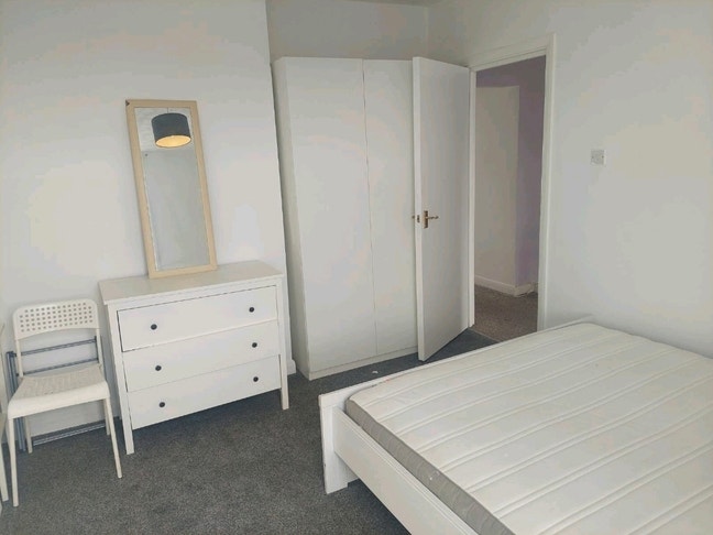Luxury King size bedroom No Deposits  Main Photo