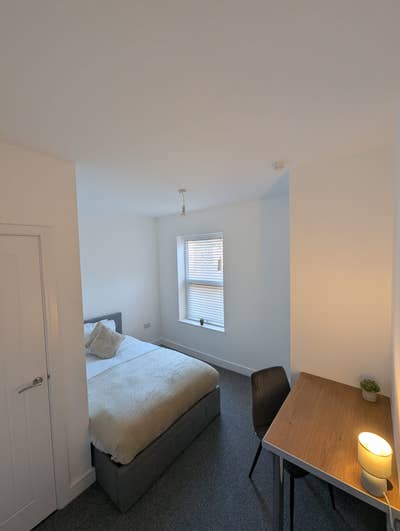 Large Double Room with Ensuite Main Photo