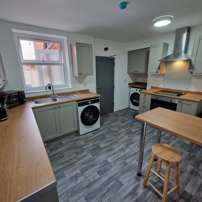 Large Double Room with Ensuite Main Photo