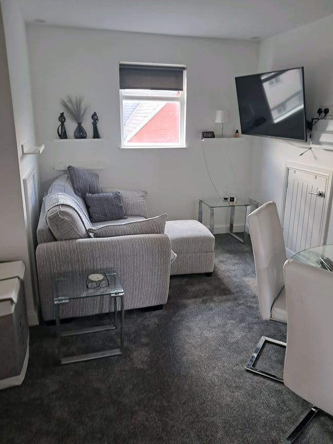 Ensuite bedroom in a shared 2 bedroom apartment  Main Photo