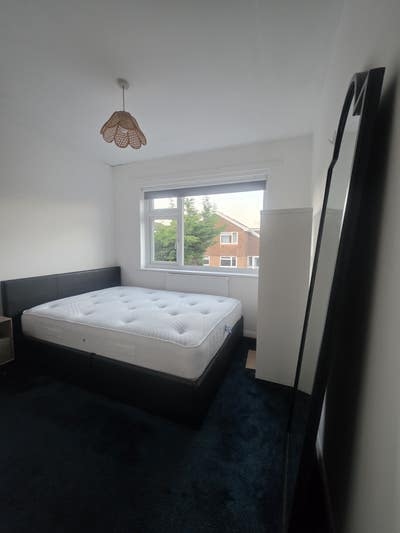 Room in large detached house Main Photo