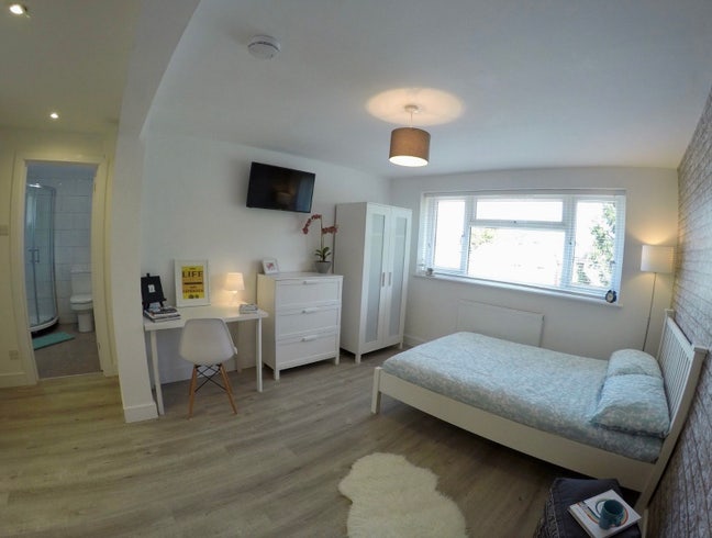 Lovely Bright En-Suite Rooom in Professional House Main Photo