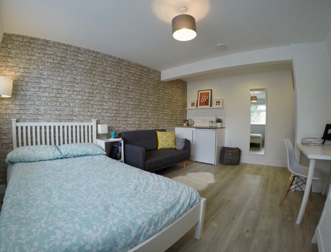 Huge Bright En-Suite Rooom in Professional House Main Photo