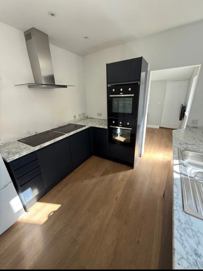 STUDENTS - 4 en-suite rooms Ava. July Main Photo