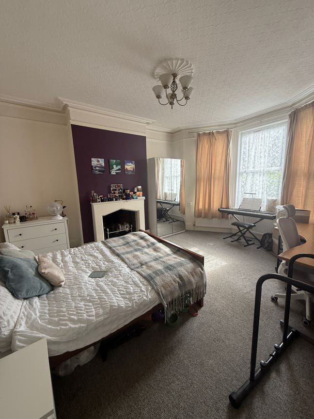 Huge double bedroom, female house share Main Photo