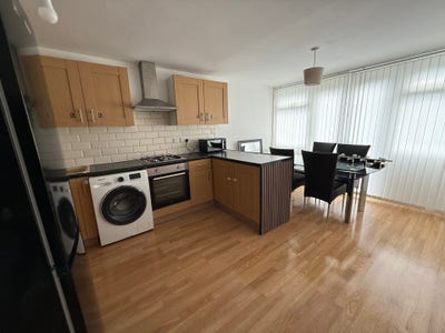 Spacious Room to Rent in Runcorn, Halton – Bills & Main Photo