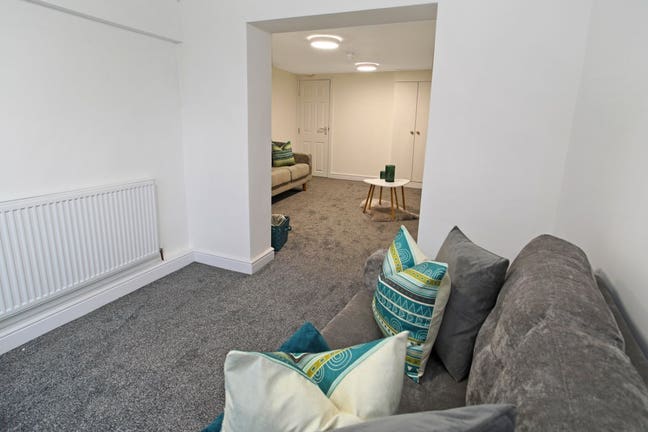 Modern Ensuite Room - Caxton St., Barnsley Main Photo