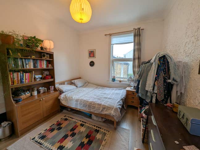 Double room in large 3 bed house Main Photo