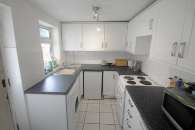 Room to Rent in Central Location Main Photo