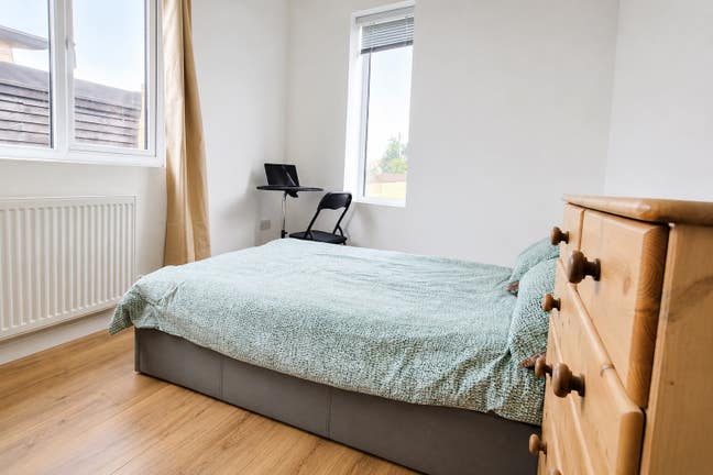 Bright Double Room in Professional House Share Main Photo
