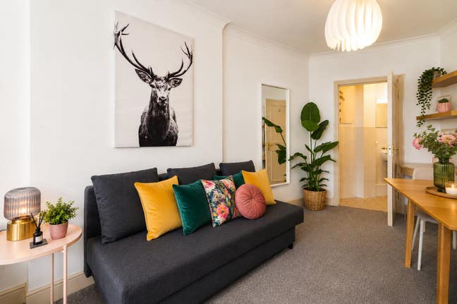 Luminous studio at Holland Park with Patio Main Photo