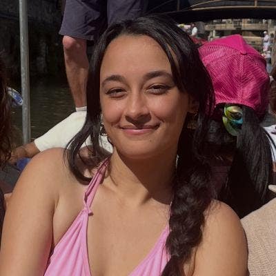 Hi! I’m Roxie, a recent graduate looking fo... Main Photo