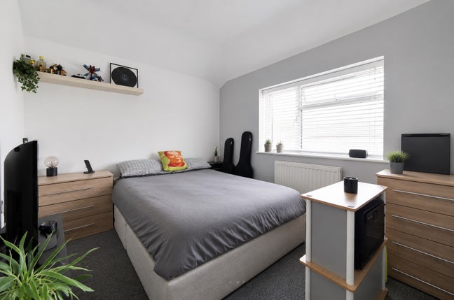 Double Room &pound;750pcm, Bills Incl | Garden & Parking Main Photo