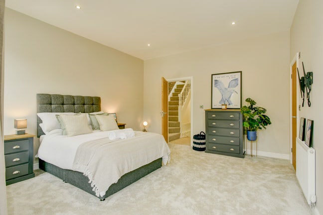 Huge Girl’s En-suite in Beautiful, Sociable Home Main Photo