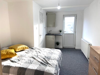 Large double room with en suite and kitchenette  Main Photo