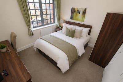 Elegant Ensuite Bedroom, Close to Town Centre! Main Photo