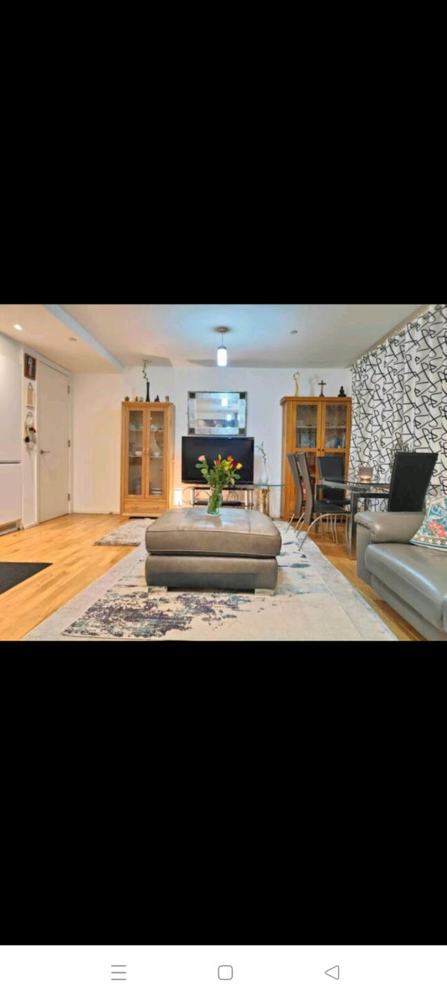 Double room in prime Canary Wharf,South Quay  Main Photo