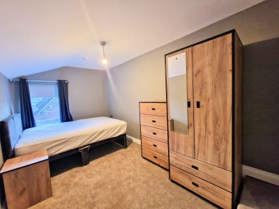 ** NEW 1 Bed Flat Near Northfield Train Station! Main Photo
