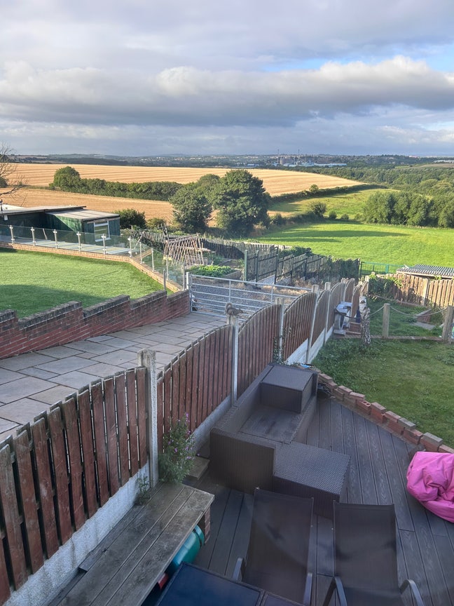 Studio/annexe adjoining detached property Main Photo