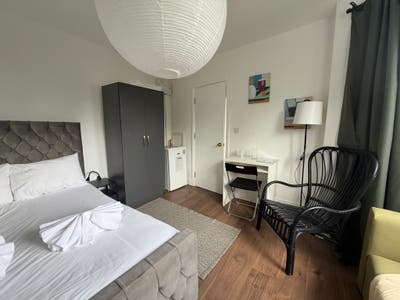 Large Studio Apartment | NW4 | Move In Today Main Photo