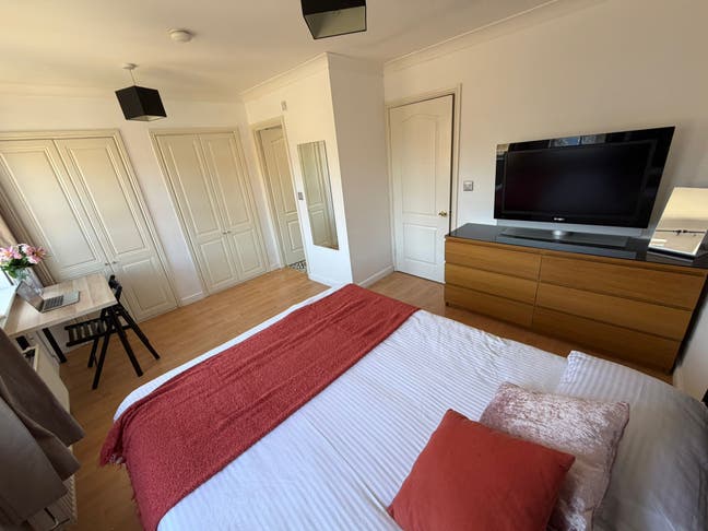🏡✨ New E14 Home| Ensuite Rooms | Bills Included  Main Photo