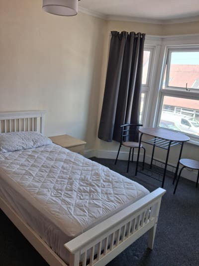 Large Room in Shared House,Close to Hospital  Main Photo