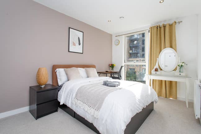 Stylish & Bright Double Room - Riverside E3 Main Photo