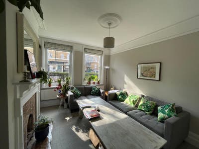 Bright Double Room in Prime Location Main Photo