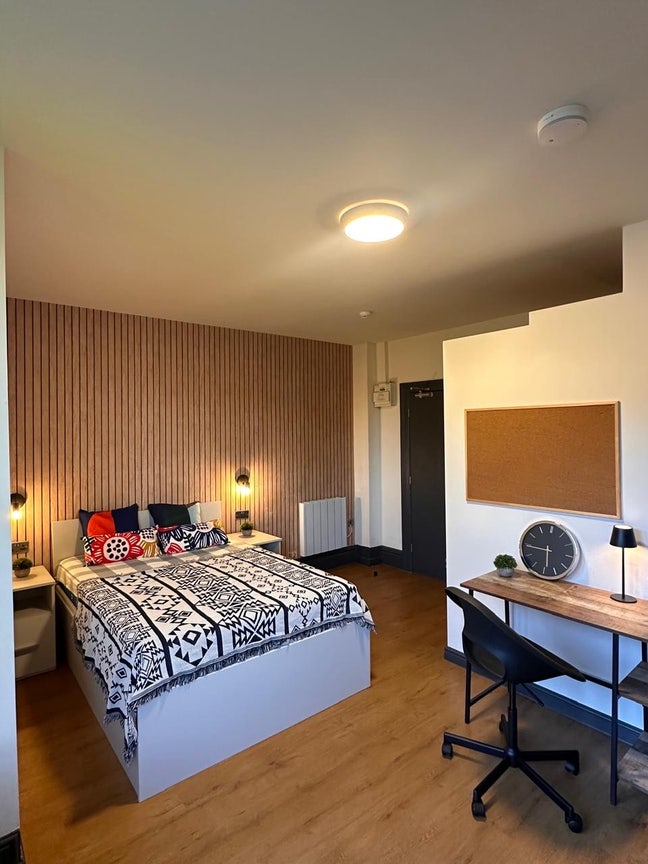 Spacious Room for Rent at 15 Albert Terrace Main Photo