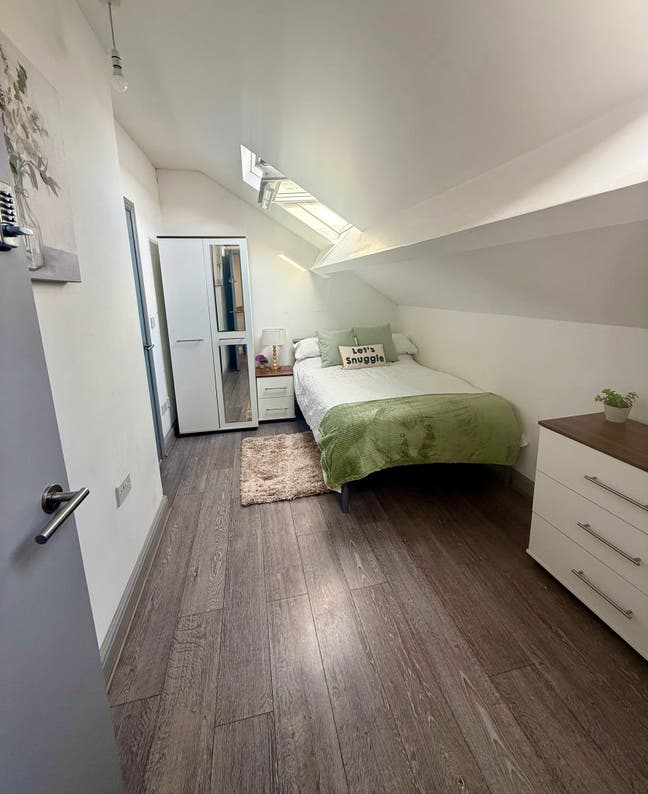 Ideal for Hospital Staff En Suite Rooms Available! Main Photo
