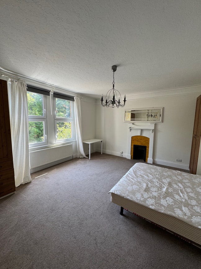 Spacious Double room in Ealing Broadway-2Bed Flat Main Photo