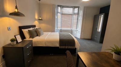 One Large Double Bedroom w Off Suite - Beaufront Main Photo