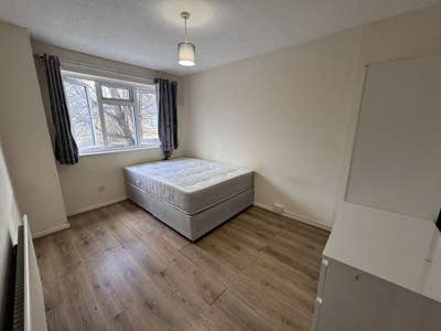 Large Bedroom in Greenwich SE10 Main Photo