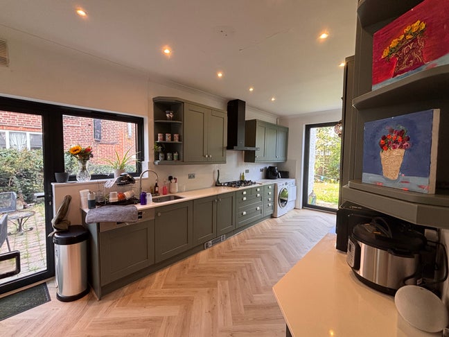 Room for Student(s) in Gorgeous Family Home Main Photo