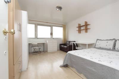 Large Room For 2 Near Aldgate - E1 - Book it Now! Main Photo