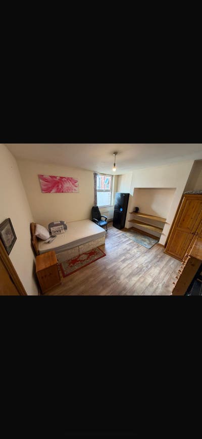*** Free Rooms to Move into *** Main Photo