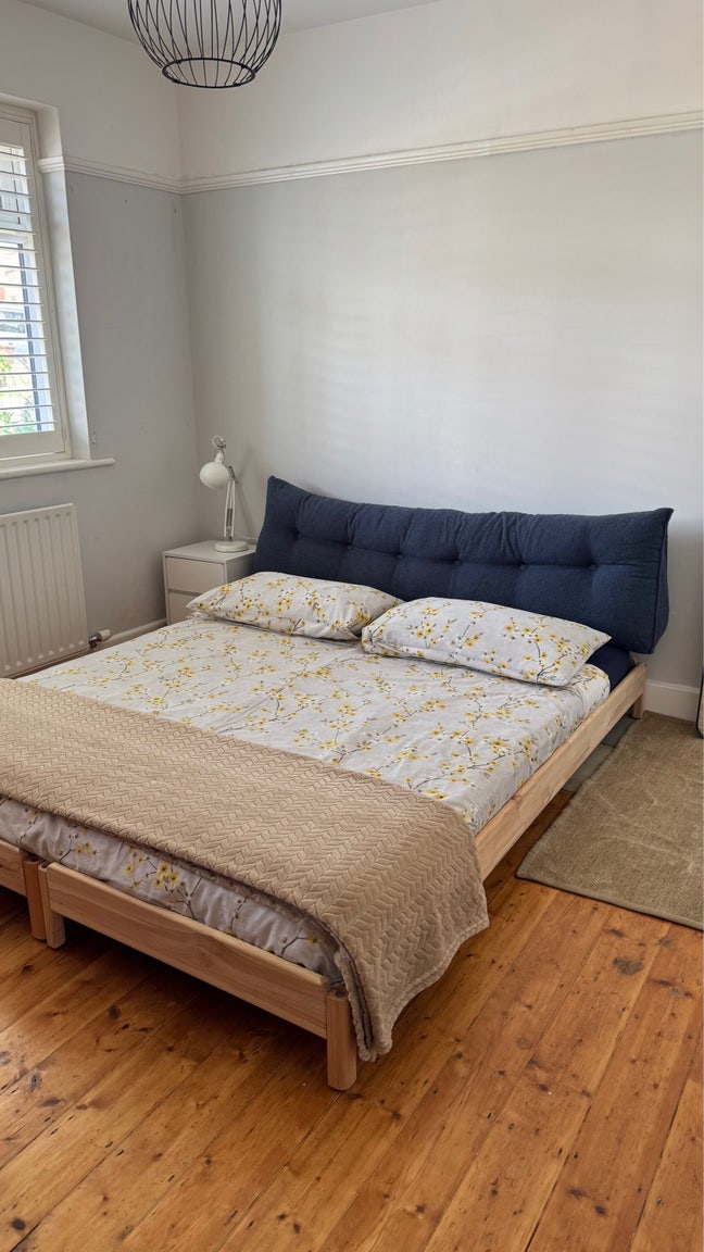 Double bedroom in a cat friendly home Main Photo